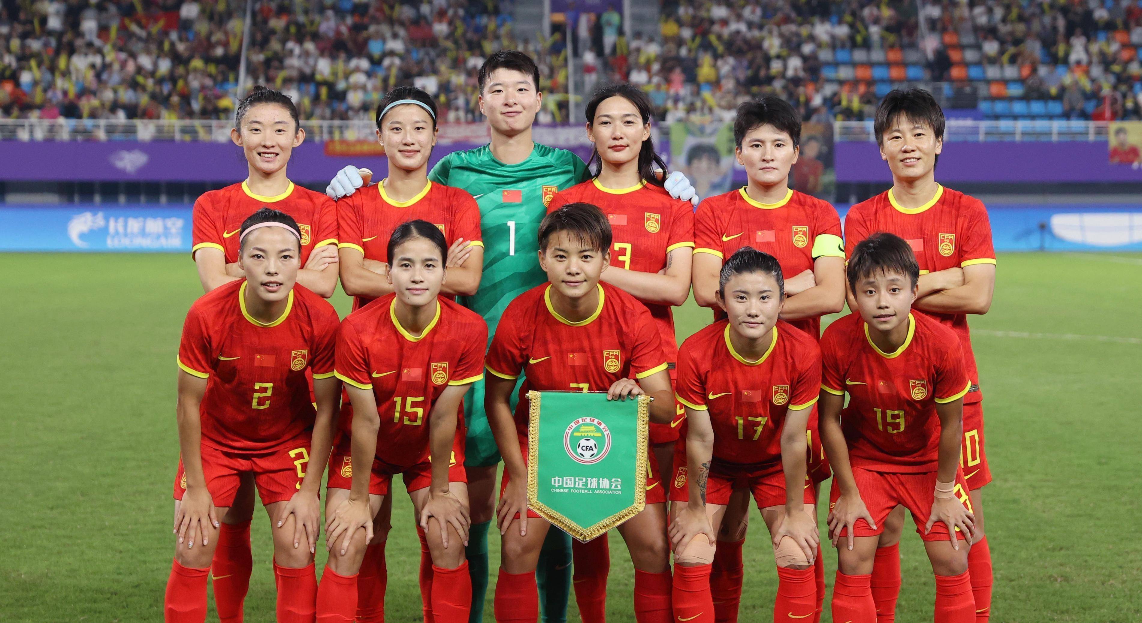 女足比赛全场火爆，现场座无虚席